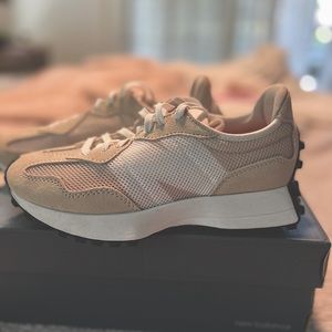 New Balance 327 Women’s sneakers